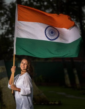 Bollywood oyuncusu Tripti Dimri, 7 Ağustos 2024 'te Mumbai Juhu Plajı' nda Bağımsızlık Günü 'nde Hint bayrağıyla poz verdi.. 