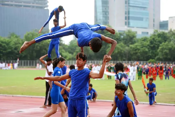 Öğrenciler 15 Ağustos 2024 'te Hindistan' ın Gurugram kentinde Rajiv Chowk yakınlarındaki Tau Devi Lal Stadyumu 'nda düzenlenen 78. Bağımsızlık Günü kutlamaları sırasında aerobik yoga yapıyorlar..