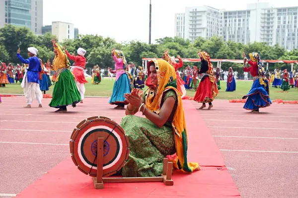 Öğrenciler 15 Ağustos 2024 'te Hindistan' ın Gurugram kentinde, Rajiv chowk yakınlarındaki Tau Devi Lal Stadyumu 'nda düzenlenen 78. Bağımsızlık Günü kutlamaları sırasında kültürel dans gösterisi yapıyorlar..