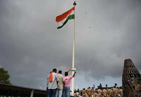 stock image People celebrate Indias 78th Independence Day at Bandra Reclamation, on August 15, 2024 in Mumbai, India.