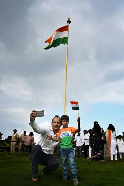 stock image People celebrate Indias 78th Independence Day at Bandra Reclamation, on August 15, 2024 in Mumbai, India.