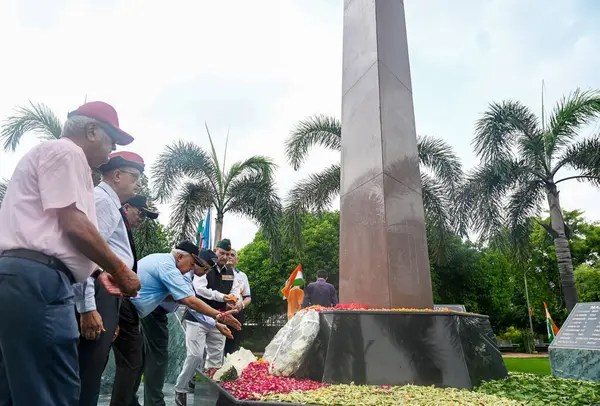 stock image Retired army officers and others practice Celebrating 78th Independence Day by paying floral tribute to 42 martyrs at Shaheed Smarak in sector 29, on August 15, 2024 in Noida, India. The theme of this years Independence Day is ViksitBharat@2047. Augu