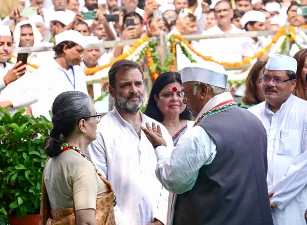 Kongre Başkanı Mallikarjun Kharge 15 Ağustos 2024 'te Yeni Delhi, Hindistan' da Bağımsızlık Günü kutlamaları sırasında AICC Genel Merkezi 'nde Rahul Gandhi ve Sonia Gandhi ile konuştu. Bu yılın Bağımsızlık Günü teması ViksitBharat @ 2047. 15 Ağustos 'ta...