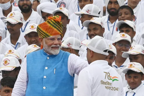 Başbakan Narendra Modi, 78. Bağımsızlık Günü 'nde, 15 Ağustos 2024' te Hindistan 'ın Yeni Delhi kentinde çocukları karşıladı..