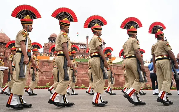 15 Ağustos 2024 'te Hindistan' ın başkenti Yeni Delhi 'de, Kızıl Kale' de düzenlenen 78. Bağımsızlık Günü kutlamaları vesilesiyle Savunma personeli. Bu yılın Bağımsızlık Günü teması