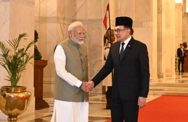 NEW DELHI, INDIA - 20 Ağustos 2024 tarihinde Hindistan 'ın Yeni Delhi kentinde düzenlenen törende Malezyalı mevkidaşı Anwar İbrahim' i karşıladı. Fotoğraf: Ar