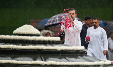 NEW DELHI, INDIA - 20 AĞUSTOS: Kongre lideri Rahul Gandhi, doğum yıldönümünde, muson yağmurları altında, 20 Ağustos 2024 'te Hindistan' ın Yeni Delhi kentinde Veer Bhumi 'de saygılarını sunuyor. Fotoğraf: Raj K Raj / Hindustan Times)