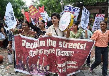 NEW DELHI, INDIA - 20 Ağustos 2024 tarihinde Yeni Delhi, Hindistan 'daki sanat fakültesi Delhi Üniversitesi' nde, Kolkata RG Kar Hastanesi Trajedisi mağduru için adalet talebiyle düzenlenen protesto yürüyüşü sırasında AISA ve KYS üyeleri. (Fotoğraf: Sonu Meh