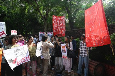 NEW DELHI, INDIA - 20 Ağustos 2024 tarihinde Yeni Delhi, Hindistan 'daki sanat fakültesi Delhi Üniversitesi' nde, Kolkata RG Kar Hastanesi Trajedisi mağduru için adalet talebiyle düzenlenen protesto yürüyüşü sırasında AISA ve KYS üyeleri. (Fotoğraf: Sonu Meh