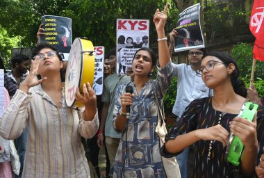 NEW DELHI, INDIA - 20 Ağustos 2024 tarihinde Yeni Delhi, Hindistan 'daki sanat fakültesi Delhi Üniversitesi' nde, Kolkata RG Kar Hastanesi Trajedisi mağduru için adalet talebiyle düzenlenen protesto yürüyüşü sırasında AISA ve KYS üyeleri. (Fotoğraf: Sonu Meh