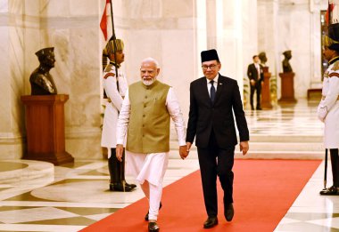  Başbakan Narendra Modi, Malezyalı mevkidaşı Anwar İbrahim 'i 20 Ağustos 2024' te Yeni Delhi Hindistan 'da düzenlenen tören resepsiyonu sırasında Hindistan başkanlık sarayına gelişinde karşıladı. Fotoğraf: Arvind Yadav / Hindustan Times 