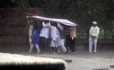  20 Ağustos 2024 'te Yeni Delhi Hindistan' da Veer Bhumi 'de muson yağmurları altında eski başbakan Rajiv Gandhi' nin doğum yıldönümü kutlamaları sırasında kongre çalışanları görülüyor. Fotoğraf: Raj K Raj / Hindustan Times 