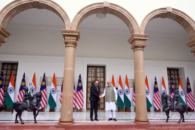  Başbakan Narendra Modi, 20 Ağustos 2024 'te Yeni Delhi Hindistan' da Hyderabad House 'da yapılacak heyet toplantısı öncesinde Malezyalı mevkidaşı Anwar İbrahim ile tokalaşıyor. Fotoğraf: Arvind Yadav / Hindustan Times 