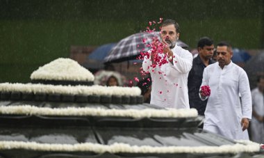  Kongre Başkanı Rahul Gandhi, 20 Ağustos 2024 'te Yeni Delhi Hindistan' da Veer Bhumi 'de muson yağmurları altında doğum yıldönümünde eski başbakan Rajiv Gandhi' ye saygılarını sunuyor. Fotoğraf: Raj K Raj / Hindustan Times 