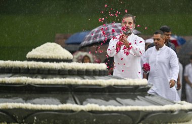  Kongre Başkanı Rahul Gandhi, 20 Ağustos 2024 'te Yeni Delhi Hindistan' da Veer Bhumi 'de muson yağmurları altında doğum yıldönümünde eski başbakan Rajiv Gandhi' ye saygılarını sunuyor. Fotoğraf: Raj K Raj / Hindustan Times 