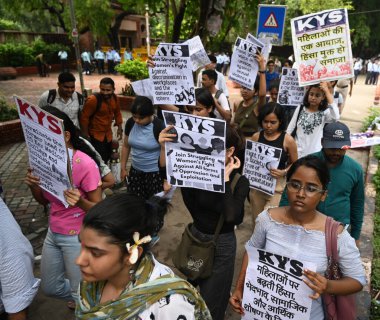  Kolkata RG Kar Hastanesi Trajedisi mağduru için 20 Ağustos 2024 'te Yeni Delhi' deki Delhi Üniversitesi 'nde adalet talebi üzerine düzenlenen protesto yürüyüşü sırasında AISA ve KYS üyeleri. Fotoğraf: Sonu Mehta / Hindustan Times 