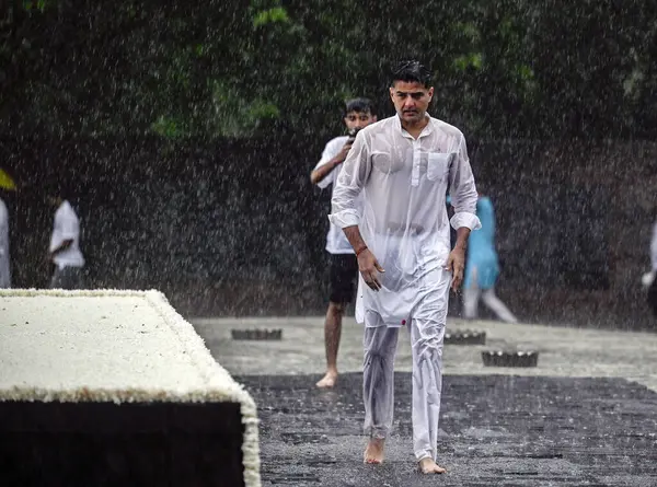 stock image NEW DELHI, INDIA - AUGUST 20: Congress leader Sachin Pilot pays tribute to former prime minister Rajiv Gandhi on his birth anniversary, amid monsoon rain, at Veer Bhumi on August 20, 2024 in New Delhi, India. (Photo by Raj K Raj/Hindustan Times)