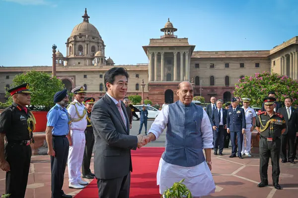  Japon Savunma Bakanı Minoru Kihara, Hindistan Savunma Bakanı Rajnath Singh ile birlikte 20 Ağustos 2024 'te Yeni Delhi Hindistan' da Güney bloğu çimlerinde görüldü. Fotoğraf: Sanchit Khanna / Hindustan Times 