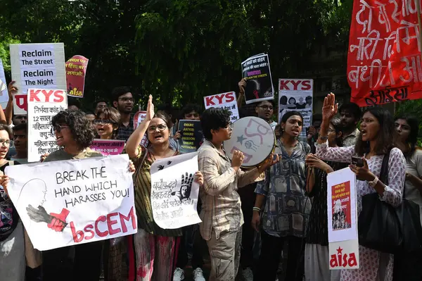  Kolkata RG Kar Hastanesi Trajedisi mağduru için 20 Ağustos 2024 'te Yeni Delhi' deki Delhi Üniversitesi 'nde adalet talebi üzerine düzenlenen protesto yürüyüşü sırasında AISA ve KYS üyeleri. Fotoğraf: Sonu Mehta / Hindustan Times 