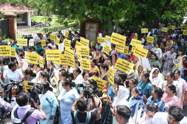 NEW DELHI, INDIA - 21 AĞUSTOS: RG Kar Tıp Fakültesi 'nde tecavüze uğrayıp öldürüldüğü iddia edilen stajyer kadın doktor için adalet talep eden Rajghat' ta Mahatma Gandhi 'ye saygılarını sunan Aam Aadmi Partisi' nin kadın eylemcileri ve destekçileri 