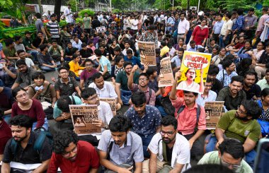 KOLKATA, INDIA - 21 AĞUSTOS: Binlerce asistan doktor, kıdemli doktorlar, tıp öğrencileri ve diğer tıp uzmanları, CGO Kompleksi 'nden Swasthya Bhaban' a, Devlet Sağlık ve Aile Sağlığı Merkezi 'ne bir protesto mitingi düzenledi 