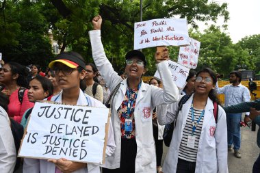 NEW DELHI, INDIA - 21 Ağustos 2024 'te Jantar Mantar' da düzenlenen bir gösteri sırasında, Kolkata 'da genç bir doktora tecavüz ve cinayet olayına karşı düzenlenen protestoda doktorlar ve tıbbi personel pankartlarını sergilemek 