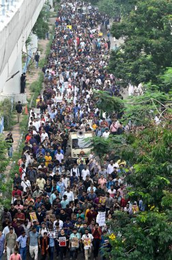 KOLKATA, INDIA - 21 AĞUSTOS: Binlerce asistan doktor, kıdemli doktorlar, tıp öğrencileri ve diğer tıp uzmanları, CGO Kompleksi 'nden Swasthya Bhaban' a, Devlet Sağlık ve Aile Sağlığı Merkezi 'ne bir protesto mitingi düzenledi 