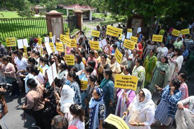 NEW DELHI, INDIA - 21 AĞUSTOS: RG Kar Tıp Fakültesi 'nde tecavüze uğrayıp öldürüldüğü iddia edilen stajyer kadın doktor için adalet talep eden Rajghat' ta Mahatma Gandhi 'ye saygılarını sunan Aam Aadmi Partisi' nin kadın eylemcileri ve destekçileri 