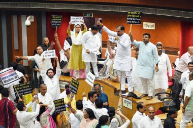 NEW DELHI, INDIA - 21 AĞUSTOS: BJP meclis üyeleri Delhi Belediye Kuruluşu 'nun (MCD) 21 Ağustos 2024 tarihinde Yeni Delhi, Hindistan' daki Şehir Merkezi 'nde yaptıkları bir toplantıda protesto gösterisi düzenlediler.. 