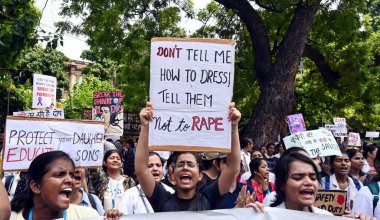 NEW DELHI, INDIA - 21 AĞUSTOS: Lady Hardinge Tıp Fakültesi öğrencileri ve doktorları, 21 Ağustos 2024 'te Hindistan' ın Yeni Delhi kentinde bulunan Jantar Mantar kentinde, Kolkata 'da bir doktora öğrencisine cinsel saldırı ve cinayet iddiasıyla düzenlenen protestoya katıldılar.