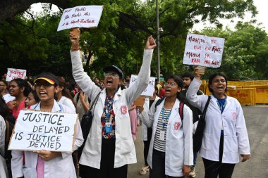 NEW DELHI, INDIA - 21 Ağustos 2024 'te Jantar Mantar' da düzenlenen bir gösteri sırasında, Kolkata 'da genç bir doktora tecavüz ve cinayet olayına karşı düzenlenen protestoda doktorlar ve tıbbi personel pankartlarını sergilemek 