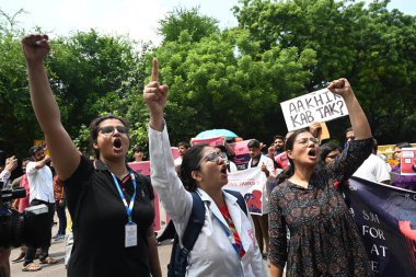 NEW DELHI, INDIA - 21 Ağustos 2024 'te Jantar Mantar' da düzenlenen bir gösteri sırasında, Kolkata 'da genç bir doktora tecavüz ve cinayet olayına karşı düzenlenen protestoda doktorlar ve tıbbi personel pankartlarını sergilemek 