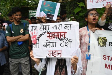 NEW DELHI, INDIA - 21 Ağustos 2024 'te Jantar Mantar' da düzenlenen bir gösteri sırasında, Kolkata 'da genç bir doktora tecavüz ve cinayet olayına karşı düzenlenen protestoda doktorlar ve tıbbi personel pankartlarını sergilemek 