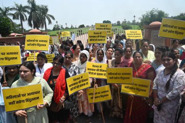 NEW DELHI, INDIA - 21 AĞUSTOS: RG Kar Tıp Fakültesi 'nde tecavüze uğrayıp öldürüldüğü iddia edilen stajyer kadın doktor için adalet talep eden Rajghat' ta Mahatma Gandhi 'ye saygılarını sunan Aam Aadmi Partisi' nin kadın eylemcileri ve destekçileri 