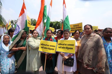 NEW DELHI, INDIA - 21 AĞUSTOS: RG Kar Tıp Fakültesi 'nde tecavüze uğrayıp öldürüldüğü iddia edilen stajyer kadın doktor için adalet talep eden Rajghat' ta Mahatma Gandhi 'ye saygılarını sunan Aam Aadmi Partisi' nin kadın eylemcileri ve destekçileri 