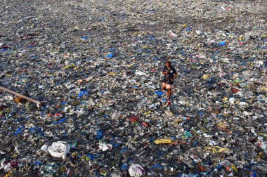 MUMBAI INDIA - 5 Haziran 2024 'te Mumbai Hindistan' da, Dünya Çevre Günü Colaba 'da, Badhwar Park yakınlarında bir adam tonlarca plastik atık arasında yürüyor. (Fotoğraf: Bhushan Koyande / Hindustan Times)