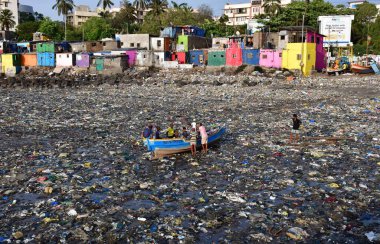 MUMBAI INDIA - 5 Haziran 2024 tarihinde, Dünya Çevre Günü Colaba 'da, Hindistan' da, Badhwar Park yakınlarında tonlarca plastik atık arasında balıkçı teknesini tırmandırmaya hazırlanıyordu. (Fotoğraf: Bhushan Koyande / Hindustan Times)