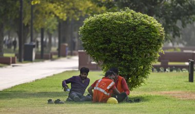 NEW DELHI INDIA - 31 Mayıs: Yeni Delhi Hindistan 'da 31 Mayıs 2024' te Delhi-NCR sıcaklığı artarken Kartvaya Yolu 'ndaki sıcak yaz mevsiminde inşaat işçileri Ateş Dalgası' na göğüs gerdi. Delhi ve Gurgaon Noida Fa 'yı kapsayan ulusal başkent bölgesi