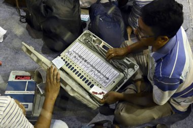 KOLKATA INDIA - 31 Mayıs - Anket yetkilileri Lok Sabha Seçim 20 'nin yedinci ve son safhası öncesinde oy kullanma merkezlerinden ayrılmadan önce bir dağıtım merkezinde Elektronik Oy Makinelerini (EVM) ve diğer seçim ekipmanlarını kontrol ettiler