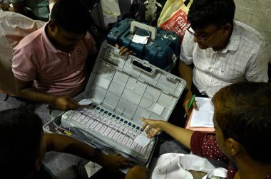 KOLKATA INDIA - 31 Mayıs - Anket yetkilileri Lok Sabha Seçim 20 'nin yedinci ve son safhası öncesinde oy kullanma merkezlerinden ayrılmadan önce bir dağıtım merkezinde Elektronik Oy Makinelerini (EVM) ve diğer seçim ekipmanlarını kontrol ettiler