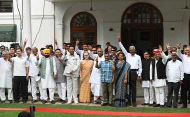 NEW DELHI INDIA - 1 Haziran: Kongre Başkanı Mallikarjun Kharge parti liderleri Sonia Gandhi ve Rahul Gandhi Delhi Başkanı ve AAP başkanı Arvind Kejriwal Punjab Bakanı Bhagwant Mann JMM lideri Kalpana Samajwadi parti lideri Akh