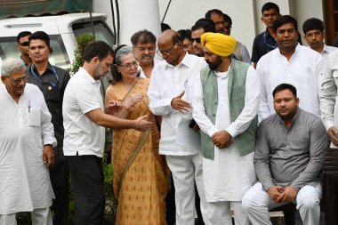 NEW DELHI INDIA - 1 Haziran Kongre liderleri Sonia Gandhi ve Rahul Gandhi Punjab Genel Sekreteri Bhagwant Mann NCP Başkanı Sharad Pawar RJD lideri Tejashwi Yadav CPI (M) Sitaram Yechury ve INDIA bloğu liderlerinin Kharge 'da yaptıkları toplantı sonrasında