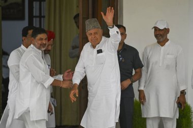 NEW DELHI INDIA - JUNE 1 Jammu ve Kashmir Ulusal Konferansı (JKNC) başkanı Faruk Abdullah, INDIA liderlerinin 120 Haziran 'da Kongre Başkanı Mallikarjun Kharges' in Rajaji Marg 'daki konutuna gelişi üzerine kongre liderleriyle bir araya geldi.