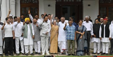 NEW DELHI INDIA - 1 Haziran: Kongre Parlamento Partisi (CPP) Başkanı Sonia Gandhi Kongre Ulusal Başkanı Mallikarjun Kharge Milliyetçi Kongre Partisi (NCP) Başkanı Sharad Pawar Kongre Başkanı Rahul Gandhi ve diğer liderler zafer işaretleri gösterdiler