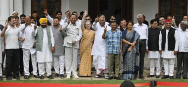 NEW DELHI INDIA - 1 Haziran: Kongre Parlamento Partisi (CPP) Başkanı Sonia Gandhi Kongre Ulusal Başkanı Mallikarjun Kharge Milliyetçi Kongre Partisi (NCP) Başkanı Sharad Pawar Kongre Başkanı Rahul Gandhi ve diğer liderler zafer işaretleri gösterdiler