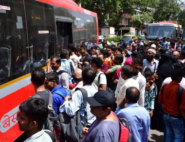 MUMBAI INDIA - 1 Haziran - Demiryolu çalışmalarının uzatılması için Central Railway tarafındaki 36 saatlik Mega Block boyunca Byculla 'daki en iyi otobüsü yakalamak için acele eden demiryolu işçileri, birçok uzun mesafe treni ve yerel tren seferleri CR du tarafından iptal edilmiştir.