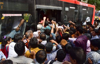 MUMBAI INDIA - 1 Haziran - Demiryolu çalışmalarının uzatılması için Central Railway tarafındaki 36 saatlik Mega Block boyunca Byculla 'daki en iyi otobüsü yakalamak için acele eden demiryolu işçileri, birçok uzun mesafe treni ve yerel tren seferleri CR du tarafından iptal edilmiştir.