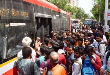MUMBAI INDIA - 1 Haziran - Demiryolu çalışmalarının uzatılması için Central Railway tarafındaki 36 saatlik Mega Block boyunca Byculla 'daki en iyi otobüsü yakalamak için acele eden demiryolu işçileri, birçok uzun mesafe treni ve yerel tren seferleri CR du tarafından iptal edilmiştir.