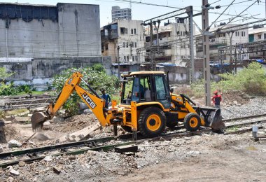 MUMBAI INDIA - 1 Haziran: İşçiler, CSMT 'deki 36 saatlik Mega Blok boyunca uzun mesafe trenleri ve yerel trenler için CSMT' de 24 vagonluk trenler için 10 ve 11 platformlarının genişletilmesi için çalışıyorlar.