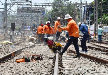 MUMBAI INDIA - 1 Haziran: İşçiler, CSMT 'deki 36 saatlik Mega Blok boyunca uzun mesafe trenleri ve yerel trenler için CSMT' de 24 vagonluk trenler için 10 ve 11 platformlarının genişletilmesi için çalışıyorlar.